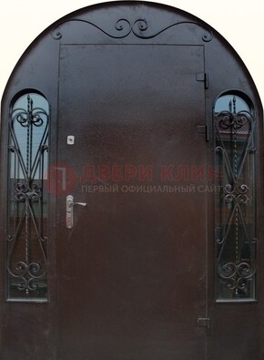 Арочная дверь со стеклом и ковкой ДА-16 под старину в Куровском
