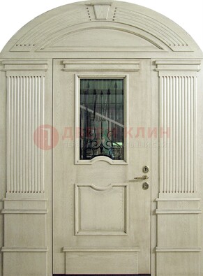 Белая входная дверь массив со стеклом и ковкой ДА-49 в Пензе