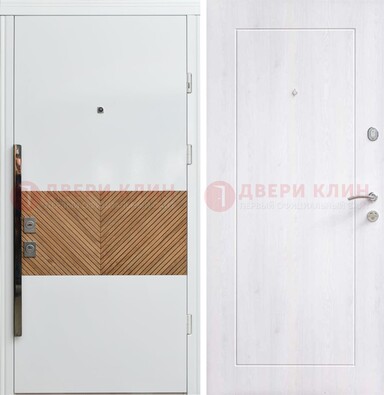 Белая железная дверь МДФ горизонтальной вставкой ДМ-265 в Пензе