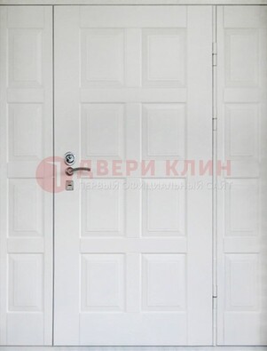 Белая входная дверь для коттеджа с МДФ ДМ-536 в Пензе