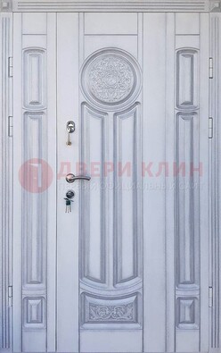 Белая двухстворчатая дверь с массивом дуба ДМД-72 в Пензе