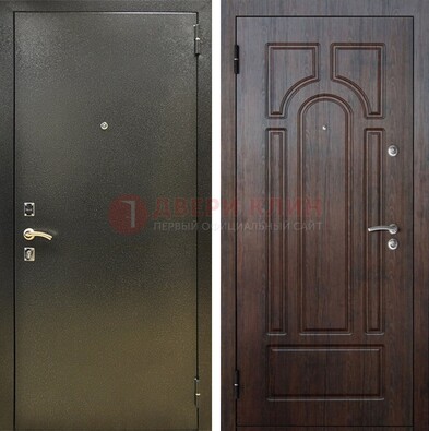 Железная темно-серая дверь с порошковым напылением и МДФ Тисненый орех ДП-275 в Пензе