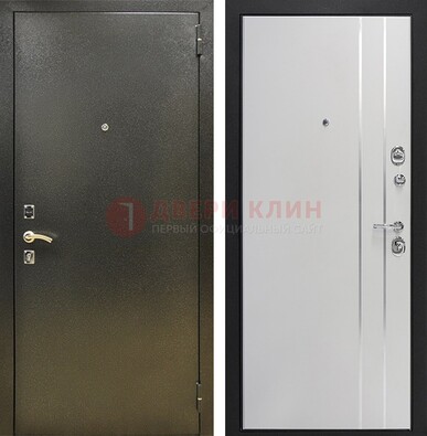 Железная темная дверь с порошковым покрытием и белая МДФ с молдингами  ДП-296 в Пензе