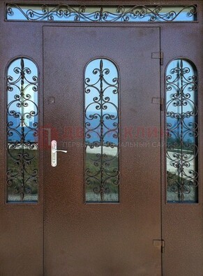 Железная парадная дверь со стеклом и ковкой ДПР-16 для общественных зданий в Пензе