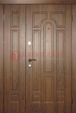 Двухстворчатая коричневая парадная дверь ДПР-48 в Пензе