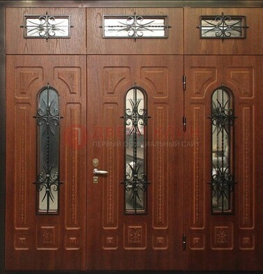 Парадная дверь с металлическими вставками и ковкой ДПР-72 в дом в Пензе