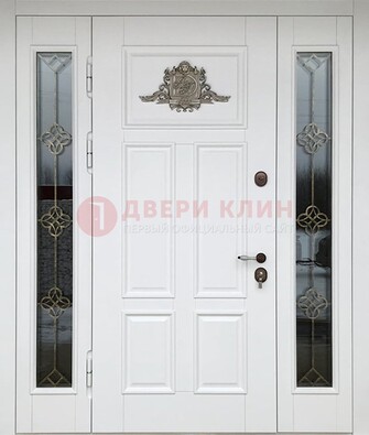 Белая входная парадная дверь со стеклом и ковкой ДПР-92 в Пензе