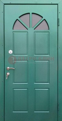 Зеленая стальная дверь со стеклом для дома ДС-28 в Пензе