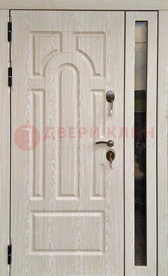 Белая металлическая дверь со стеклом ДС-68 в Пензе