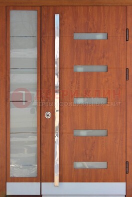 Коричневая металлическая дверь со стеклом ДС-72 в Пензе