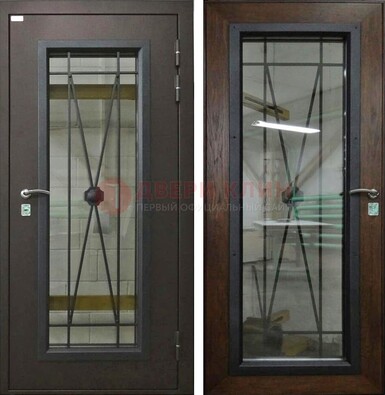 Коричневая железная дверь со стеклом для частного дома ДС-8 в Пензе