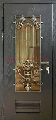 Одностворчатая железная дверь со стеклом и ковкой для дома ДСК-101 в Пензе