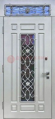 Белая железная дверь со стеклом и ковкой с верхней фрамугой ДСК-112 в Пензе
