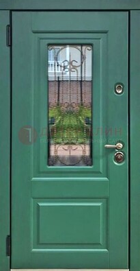 Зеленая металлическая дверь со стеклом и ковкой ДСК-113 в Пензе