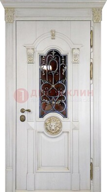 Белая железная дверь со стеклом и ковкой для кирпичного дома ДСК-155 в Пензе
