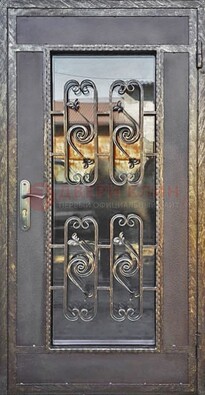 Коричневая наружная дверь порошок со стеклом и ковкой ДСК-160 в Пензе