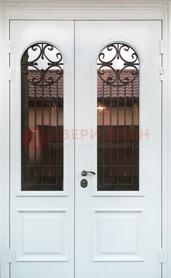 Белая стальная дверь стекло с ковкой и филенкой ДСК-201 в Пензе