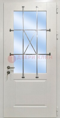 Белая простая железная дверь Винорит со стеклом и ковкой ДСК-257 в Пензе
