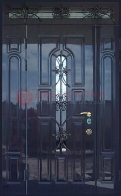 Глянцевая полуторная дверь Винорит стекло и ковка ДСК-275 в Пензе
