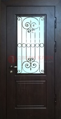 Железная дверь со стеклом и ковкой ДСК-65 для общественных зданий в Пензе