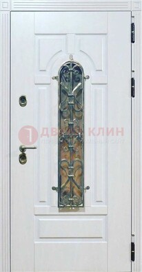 Белая остекленная металлическая дверь с ковкой ДСК-98 в Пензе