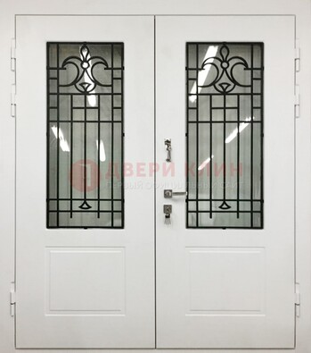 Белая двухстворчатая уличная дверь Винорит со стеклом ДСТ-4 в Пензе
