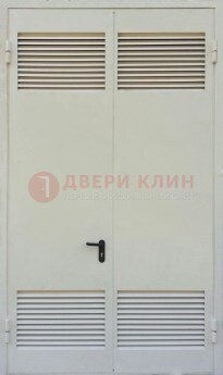 Белая металлическая противопожарная дверь с вентиляционной решеткой ДТ-6 в Пензе