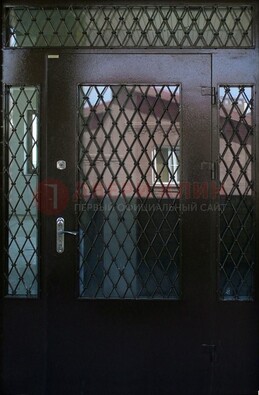 Коричневая тамбурная дверь со стеклянными вставками и ковкой ДТМ-32 в Пензе
