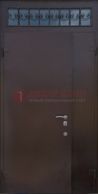 Коричневая тамбурная дверь со стеклянными вставками и ковкой ДТМ-39 в Пензе