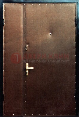 Коричневая тамбурная дверь с оформлением ДТМ-40 в Пензе