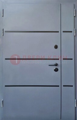 Серая металлическая тамбурная дверь с молдингами ДТМ-42 в Пензе