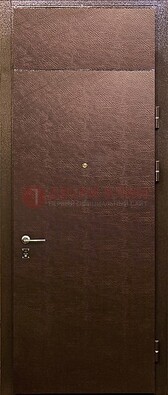 Коричневая стальная дверь с винилискожей ДВ-24 в Пензе