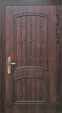 Коричневая уличная дверь с виноритом для дома ДВТ-235 в Пензе