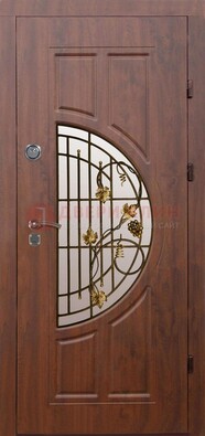 Стальная коричневая дверь с виноритом и ковкой ДВТ-82 в Пензе