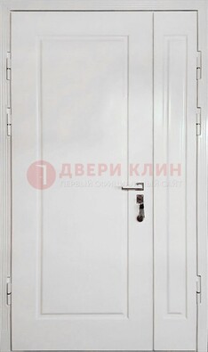 Полуторная металлическая дверь с МДФ в белом цвете ПЛ-24 в Пензе