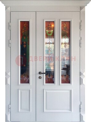 Белая полуторная металлическая дверь с витражом ВЖ-12 в Пензе