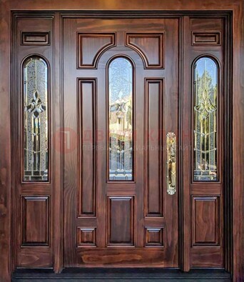 Железная классическая дверь с массивом дуба и витражом ВЖ-18 в Пензе