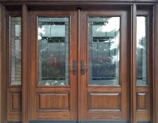 Распашная стальная дверь с массивом с витражом и фрамугами ВЖ-21 в Пензе