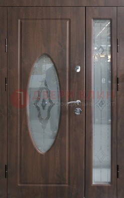 Коричневая двухстворчатая железная дверь с МДФ и витражом ВЖ-33 в Пензе